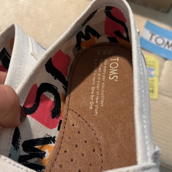 NWT Tom’s shoes - Picture 6 of 8